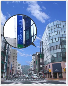 医院の外観と周辺